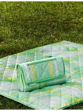 Clinique Limited-edition Picnic Blanket